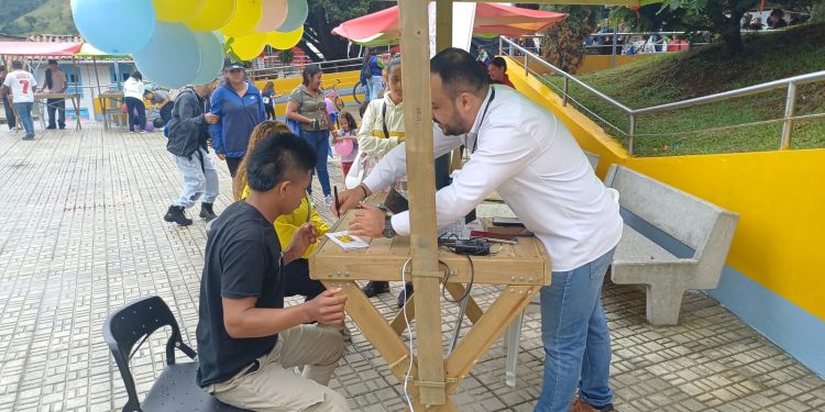 La alcaldía de El Carmen de Atrato, realiza feria de servicios: la institucionalidad y la banca más cerca de la comunidad